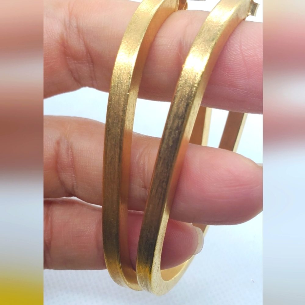 Elegant 18kts Gold Plated  Hoop Earrings - Picture 3 of 6